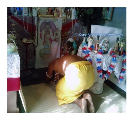 Papa Tossou Toyi providing obeisance to the Gods.